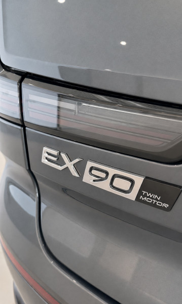 В Россию привезли необычный кроссовер Volvo EX90. Цена от ₽13,9 млн
