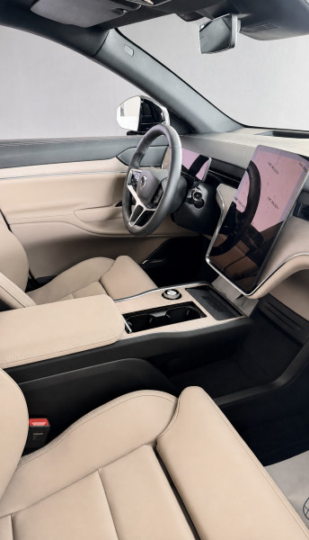 В Россию привезли необычный кроссовер Volvo EX90. Цена от ₽13,9 млн