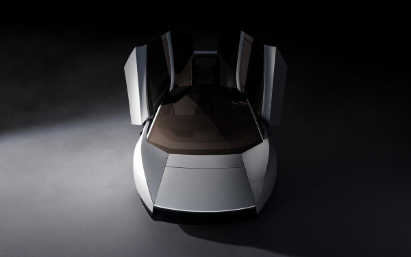 &laquo;Это никому не нужно&raquo;. Как автолюбители оценили новую Tesla Roadster